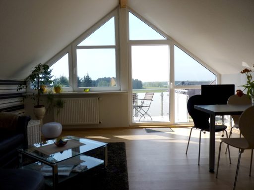 Ausblick Atelier Helle, moderne Wohnung mit großen Fenstern und Blick auf die Landschaft.